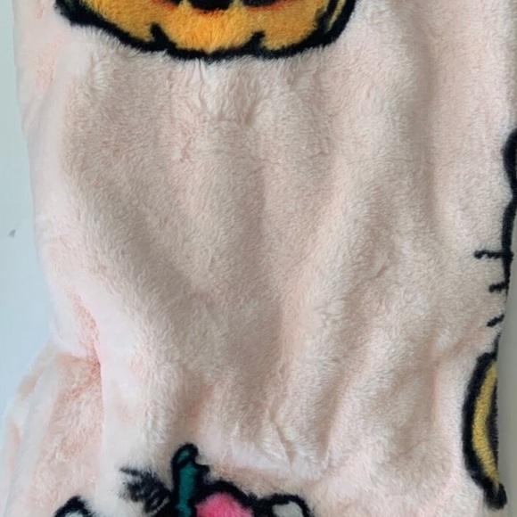 Halloween Hello Kitty throw pumpkins and candy design - Picture 3 of 4